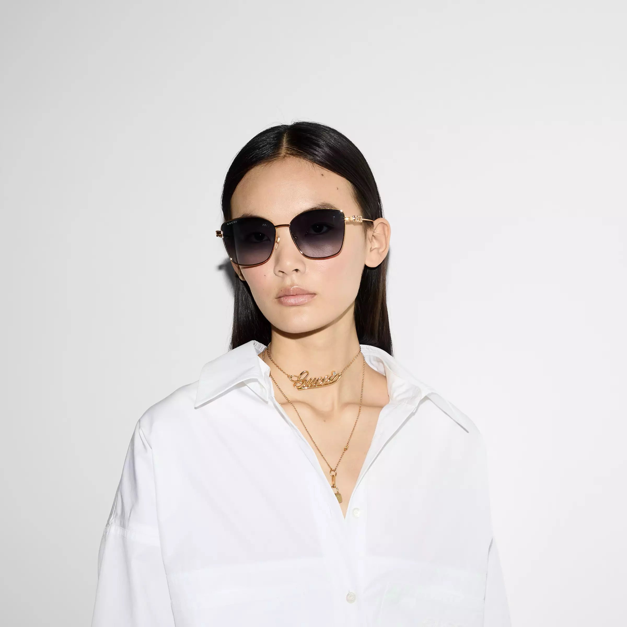 Occhiali da sole Gucci con una delicata forma a farfalla e ponte basso