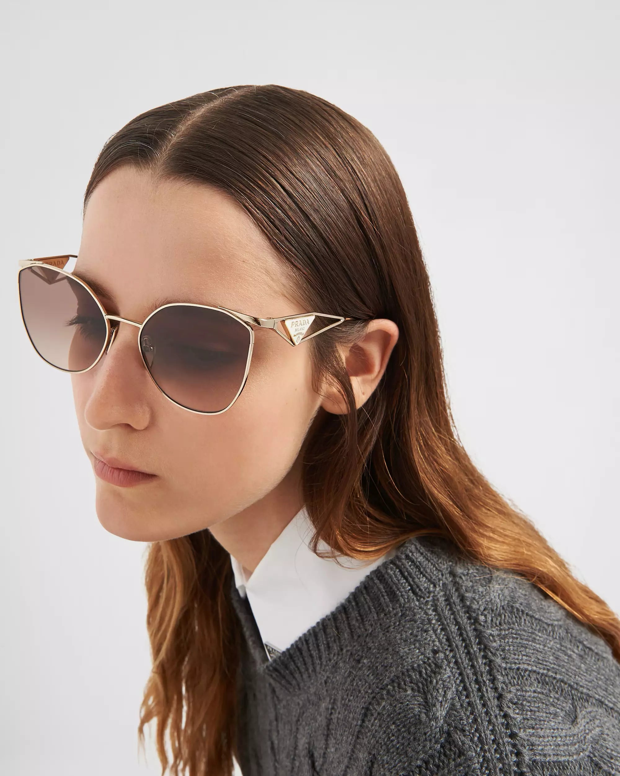 Occhiali da sole Prada - Lenti grigio antracite sfumato e beige cammeo