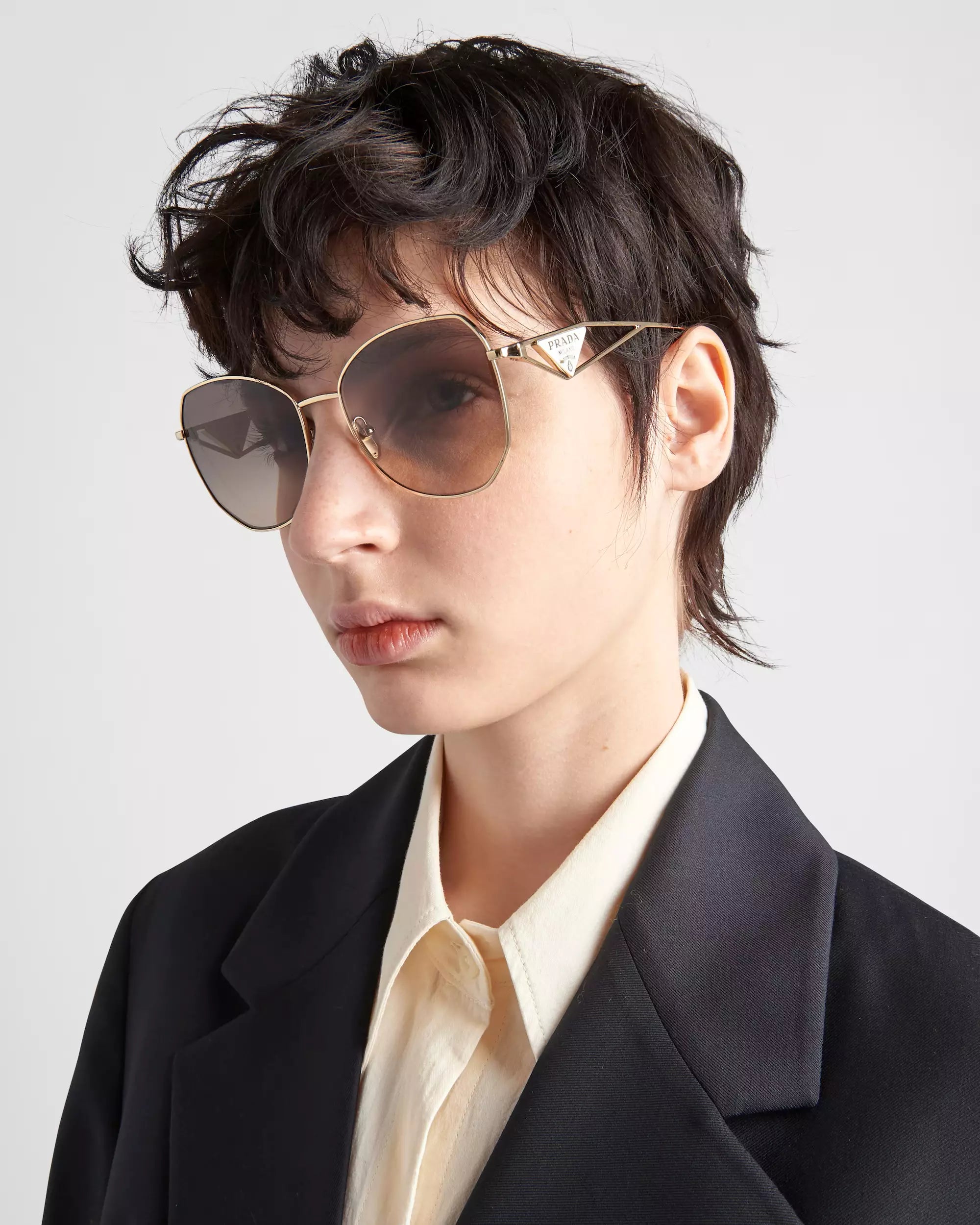 Occhiali da sole Prada - Lenti grigio antracite sfumato e beige cammeo