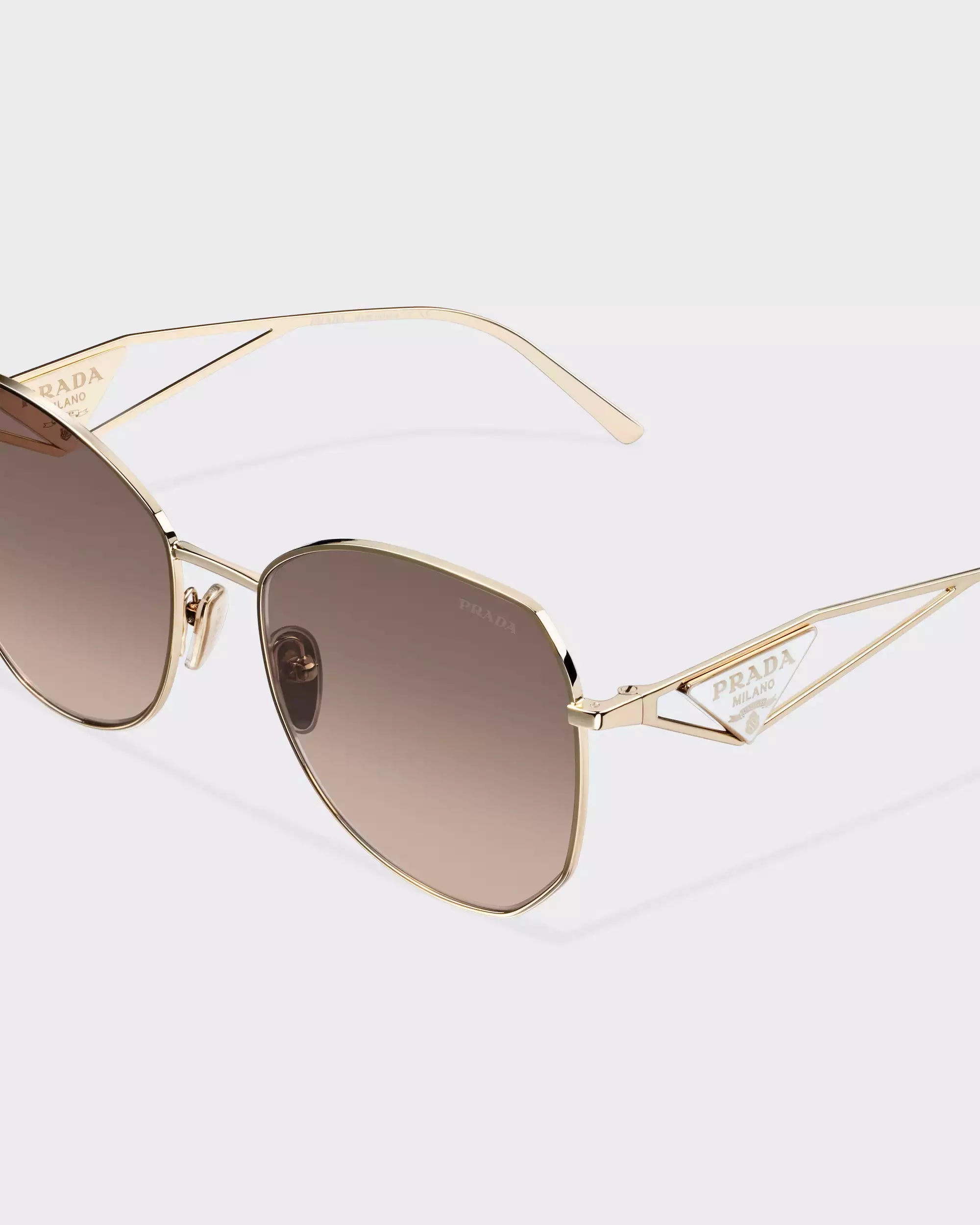 Occhiali da sole Prada - Lenti grigio antracite sfumato e beige cammeo